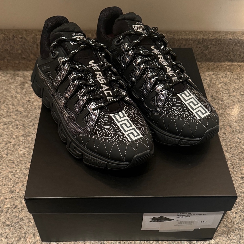 NWOT Versace Trigreca Black Sneakers with Silver Patterns EU41/US8